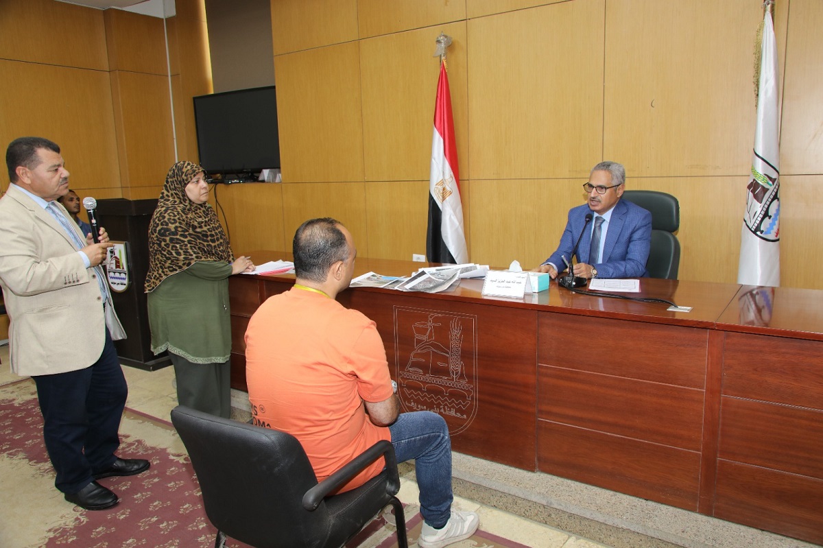 المحافظ يوجه التنفيذيين بسرعة حل مشكلات المواطنين 