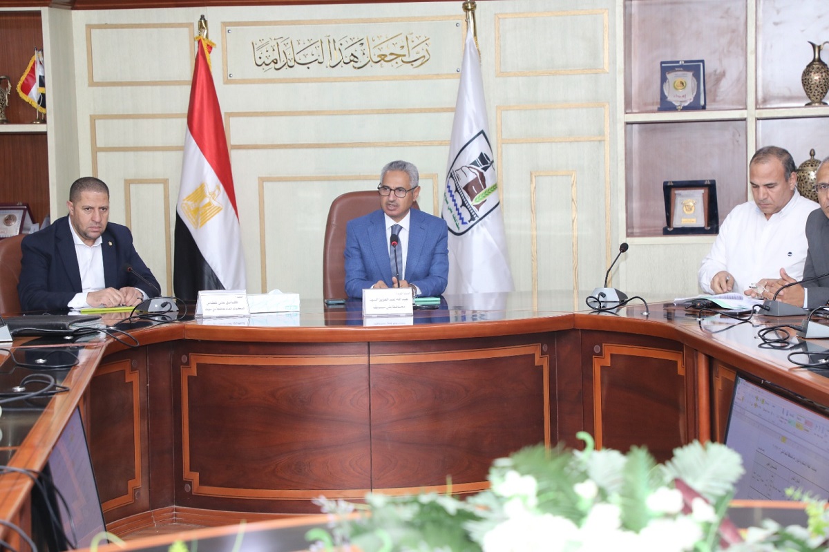 المحافظ يناقش تفاصيل مشروعات الخطة الاستثمارية