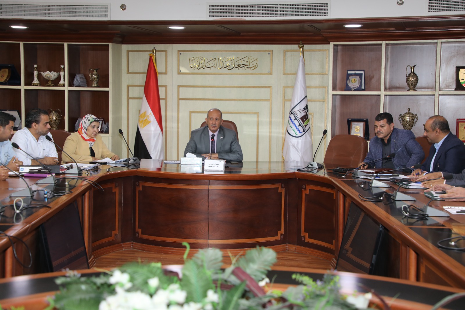 السكرتير العام يناقش جهود تقييم منظومة النظافة