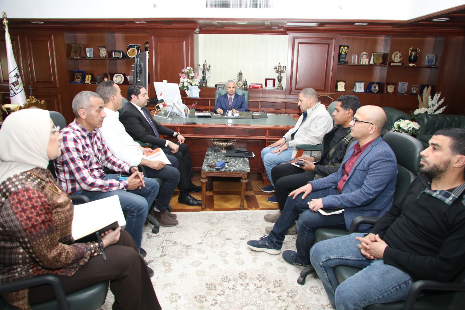 المحافظ يناقش مستجدات مشروعات النقل والكباري