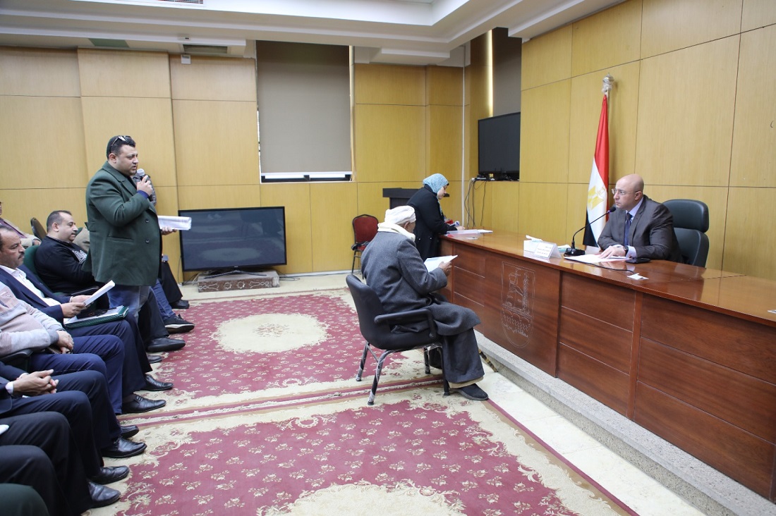 المحافظ يناقش عددًا من شكاوى المواطنين