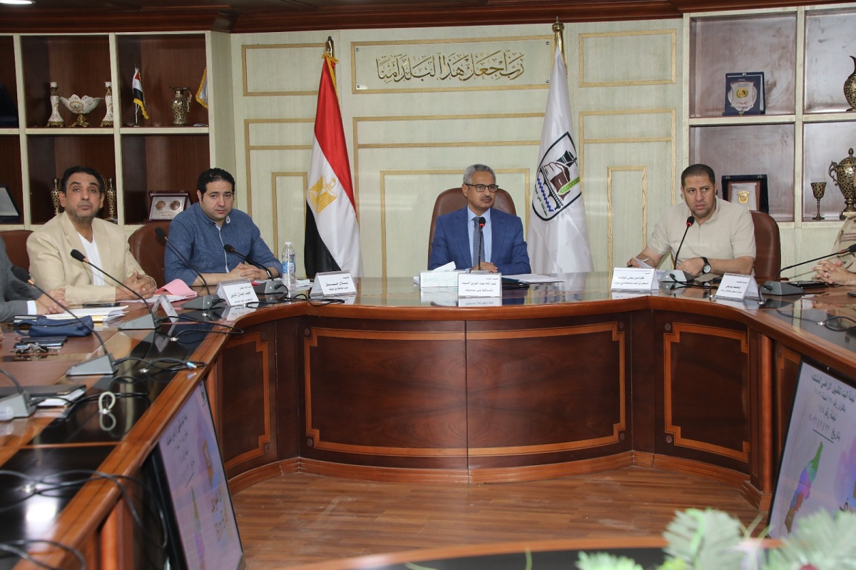 المحافظ يُناقش مستجدات تقنين أراضي أملاك الدولة