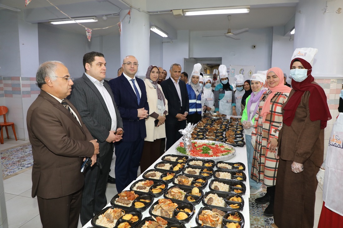 المحافظ يتفقد مطبخ المصرية.. بايدين ولادها