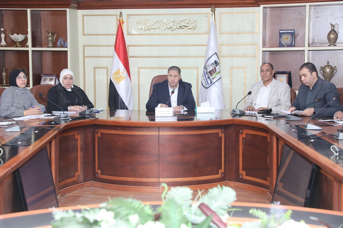 السكرتير العام  يتابع مستجدات العمل في ملف  التصالح