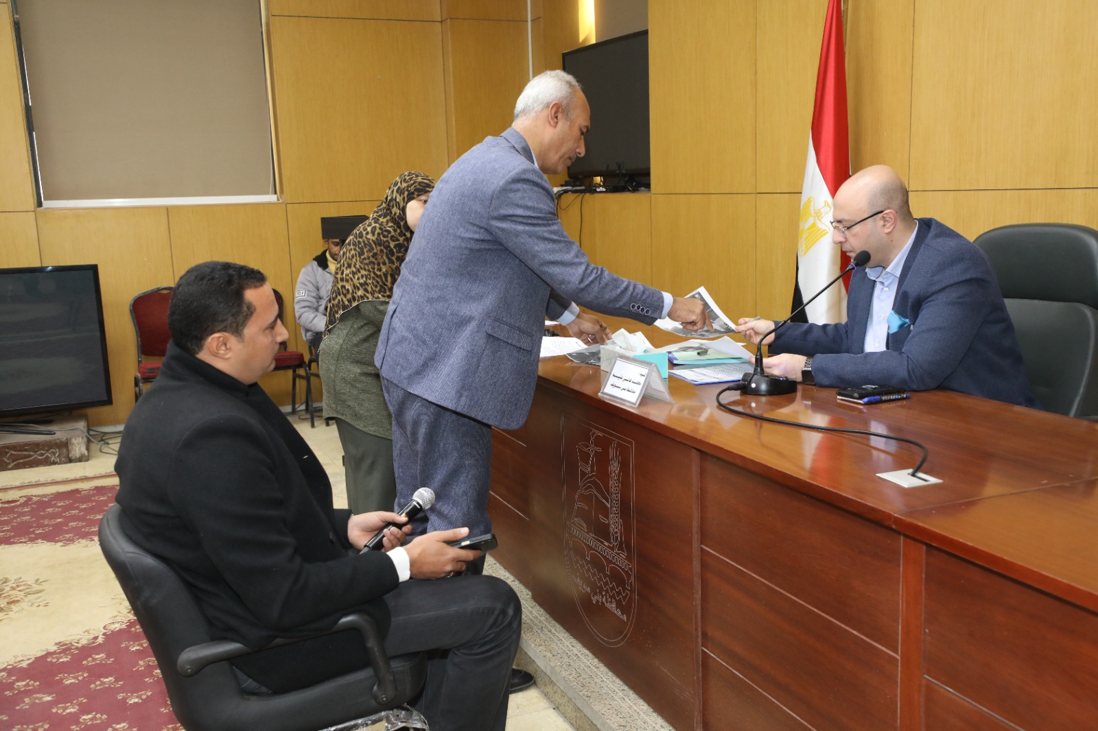 المحافظ يوجه التنفيذيين بحل مشاكل المواطنين