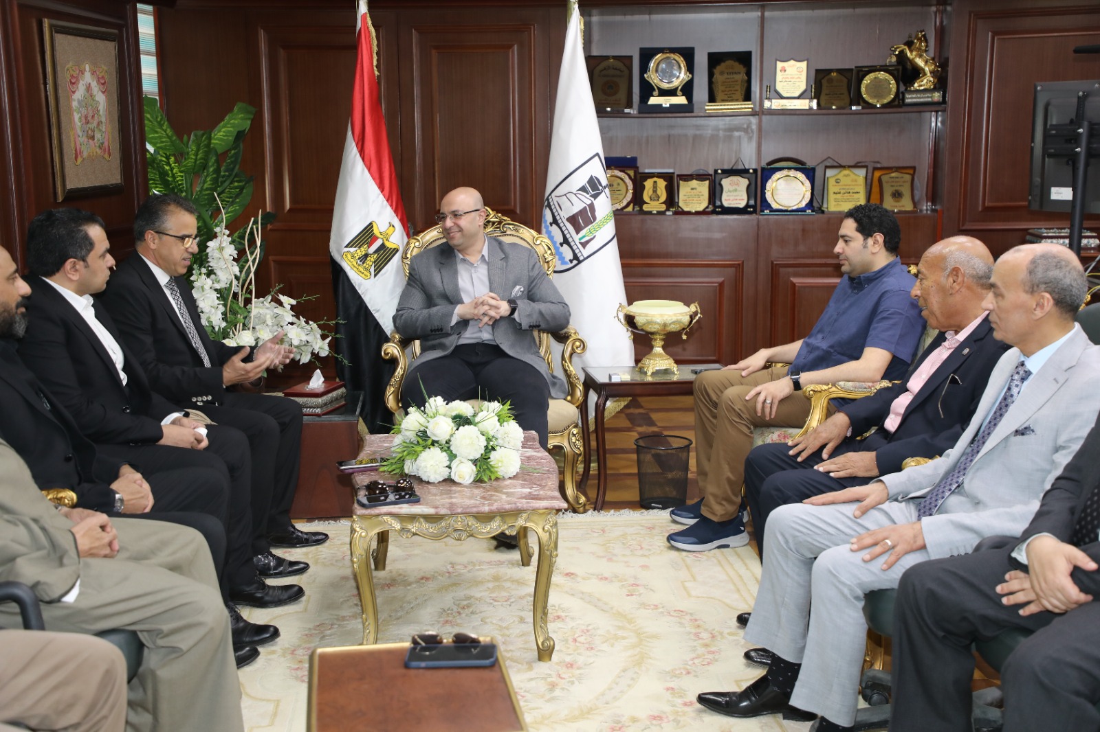 وفد من حزب الجبهة يهنئ المحافظ بعيد الأضحي