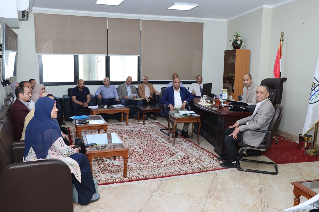 السكرتير العام المساعد يناقش منظومة تدوير القمامة