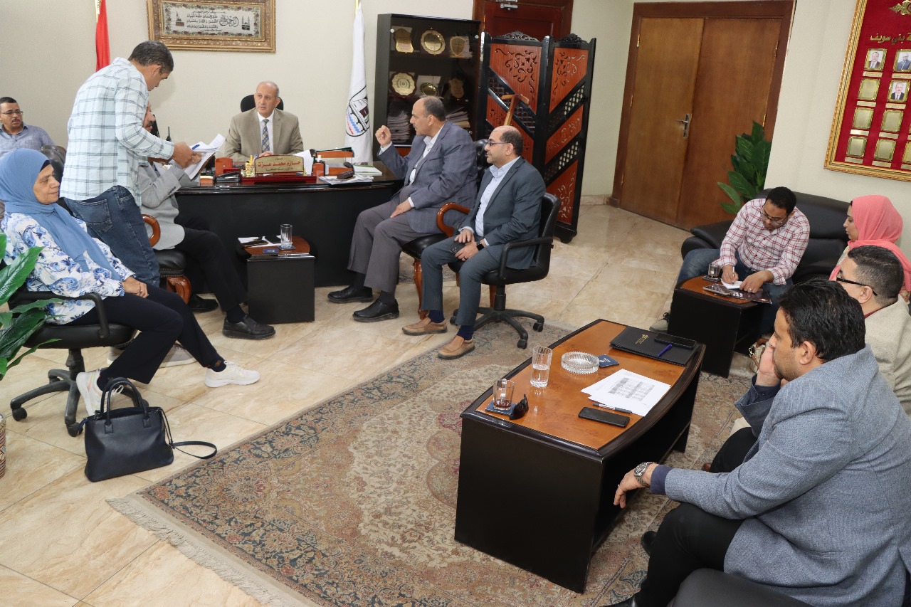 السكرتير العام يبحث مديونيات الصرف الصحي للري